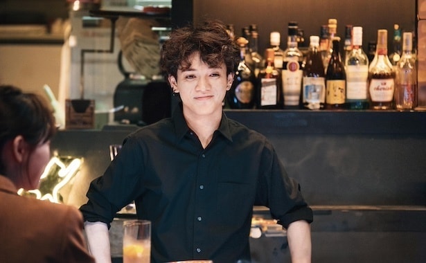 亜子(福原遥)の行きつけの店の店長・雄介(宮近海斗)