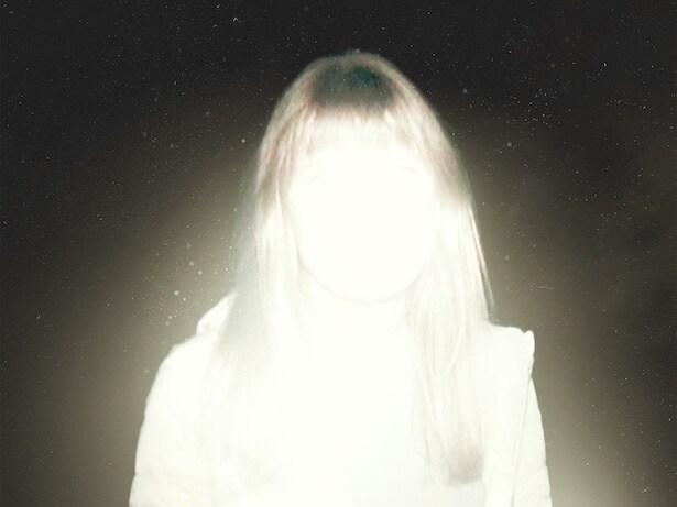 気鋭スタジオNEONが放つホラー映画『シェルビー・オークス』の見どころを紹介。廃墟の町で行方不明になった女性と、その姉が恐ろしい謎に巻き込まれていく！