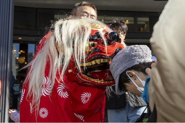 東京スカイツリータウン1階ソラマチひろばでも獅子舞がお出迎え！