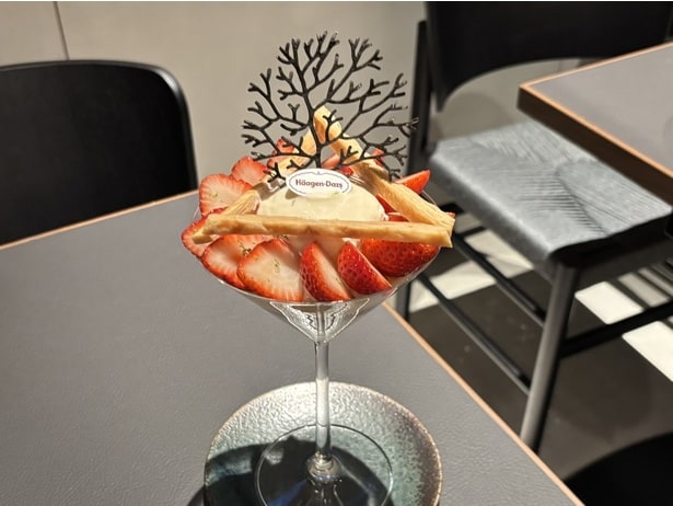 「苺のナポレオンパフェ」(1980円)