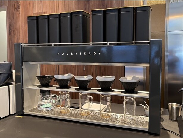 ホットコーヒーのドリップ装置。内装の雰囲気にあったブラックが輝きを放つ