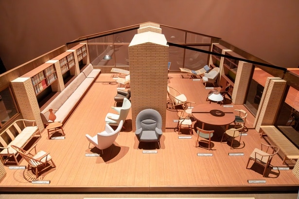 Chapter1では、ウェグナー邸とミニチュア椅子も展示されている。家具職人・濱田由一さんが一点ずつ手がけ、精度は実物さながらだ。ミニチュアのウェグナー邸とともに、製作の現場を立体的に伝えている