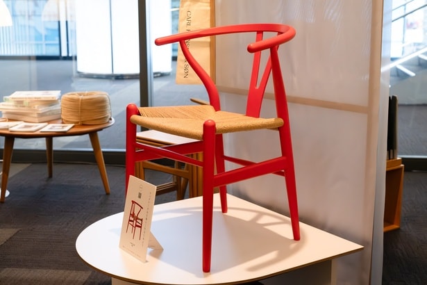 ウェグナーの家具を購入できる「展覧会ショップ」も登場。本展の開催を記念した特別な「CH24 Yチェア」(11万円・写真)と、PP503 ザ・チェア(120万5600円)の2モデルが数量限定で販売中