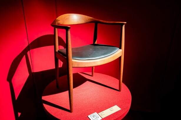 まず、代表作「ザ・チェア JH503 (1949年)」が、通路の奥にポツンと登場。ここからウェグナーの世界が広がっていく。この「ラウンドチェア」は、アメリカで高く評価され、後に「ザ・チェア」と名づけられた名作。1960年の米大統領選テレビ討論でジョン・F・ケネディが使用したことで世界的な注目を集め、“ケネディチェア”の名でも知られている