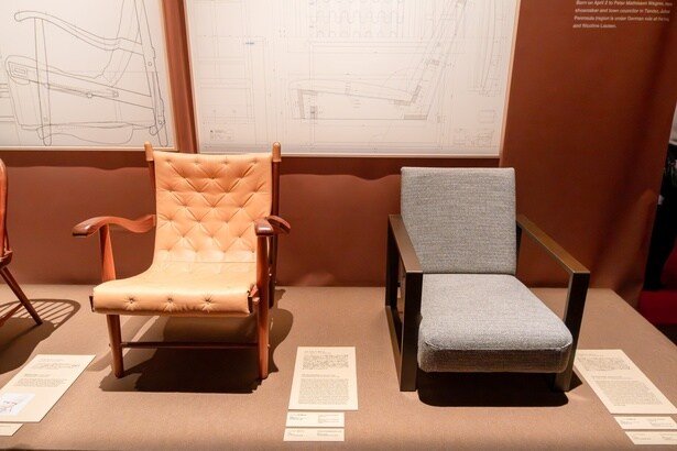 「ファーストチェア (1931年 復元モデル・右)」。17歳のウェグナーが修行中に初めてデザインし、製作した椅子。現存しないため、本展にあわせて写真資料をもとに復元された。アールデコの影響が感じられる造形から、若き日の感性と挑戦が伝わってくる。「セカンドチェア (1938年 復元モデル・左)」。美術工芸学校在学中にデザインされた椅子。キャビネットメーカーズギルド展に出品された後、長く注目されなかったが、後年の調査により復元が実現。学生時代とは思えない完成度が際立つ一脚