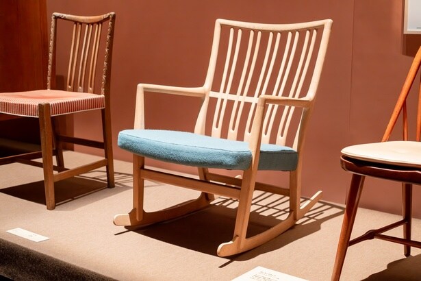 「ロッキングチェア (1940年)」。ウェグナーが初めて手がけたロッキングチェア。背もたれの格子状の意匠など、初期作品に共通する特徴が見られる。北欧デザインを紹介する名著『スカンジナビアデザイン』の表紙にも採用され、長く製作され続けた一脚