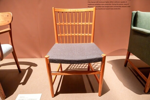 「サイドチェア (1942年)」。背もたれに格子状の意匠を備えた一脚。同時期のロッキングチェアと共通するデザインが見られる。マホガニー材を用い、木工職人としての高い技術が随所に表れる。ヨハネス・ハンセン社との協働初期を象徴する作品