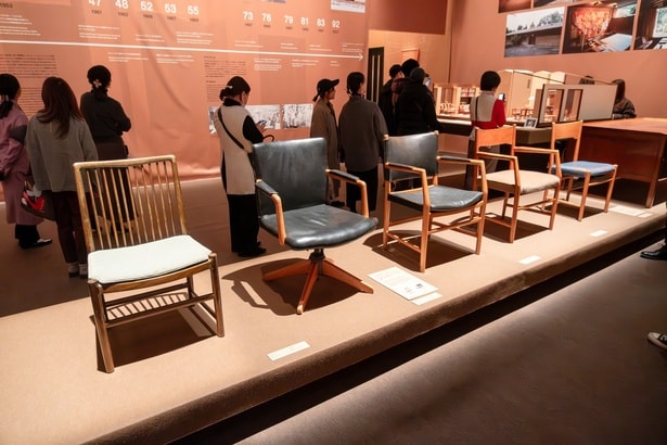 「Chapter1 ハンス・ウェグナーとは何者か」の展示風景