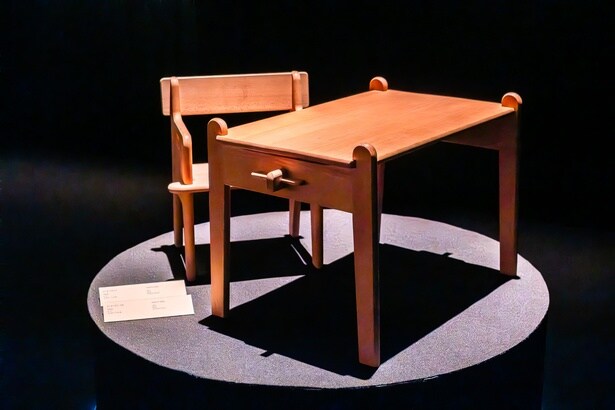 「ピーターズチェア/ピーターズテーブル (1944年)」。親友ボーエ・モーエンセンの長男誕生を祝い、名づけ親でもあったウェグナーがデザインした子ども用家具。釘やネジを使わない組立式で、角を丸く仕上げるなど安全性にも配慮。現在も製造が続くロングセラー