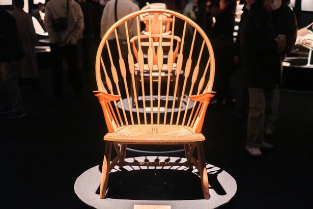 「ピーコックチェア JH550 (1947年)」。ヨハネス・ハンセン社の職長ニルス・トムセンと協働し完成させた一脚。ウィンザーチェアを大胆に再解釈し、放射状に広がる背のスピンドルが印象的だ。素材や構造をそぎ落とした、ウェグナーらしさが際立つ名作