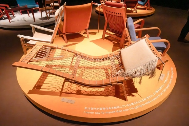 「ハンモックチェア GE2 (1967年)」。フレームに張り巡らせたロープが体を受けとめる、名のとおりハンモックのようなデザイン。発表当時、日本に輸入されたのはわずか2脚で、松下幸之助さんらが所有していた。現在はPPモブラー社で再生産されている