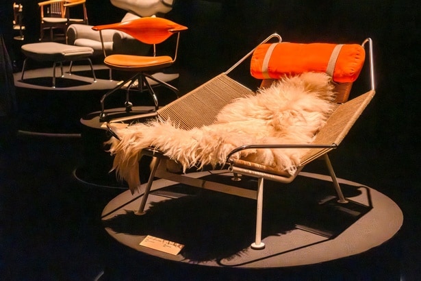 「ザ・フラッグハリヤードチェア GE225 (1950年)」。ヨット用ロープ「フラッグハリヤード」をスチールフレームに張った寝椅子。一見無機質だが、体を預けると驚くほど快適だ。ロープが体を支え、金属の冷たさを感じさせない構造も特徴