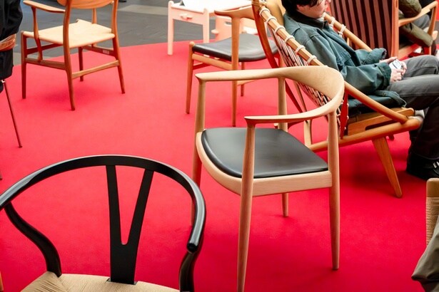 会場を出た先には、PPモブラー社とカール・ハンセン&サン社の現行モデル13脚を実際に体感できるコーナーが用意されている。座ってみると、線のつながりや手触り、体の収まり方が自然と伝わってくるはずだ。ウェグナー自身も「作品は体を通して伝わるもの」と語っている。展示で見た椅子を、今度は自分の感覚で確かめてみよう