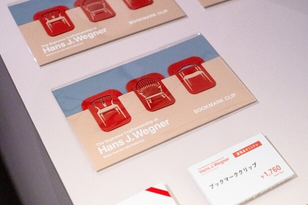 椅子のシルエットがデザインされた「ブックマーククリップ」(1760円)