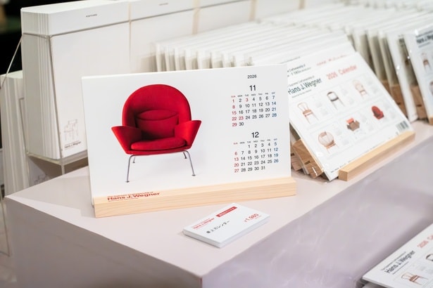 木製スタンドがスタイリッシュな「カレンダー」(1980円)