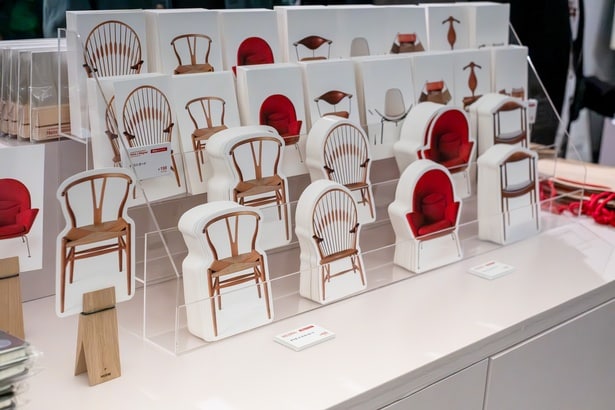 椅子の形にカットされた「ダイカットポストカード」(各495円)