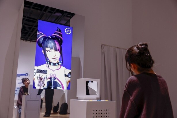  フェイシャルトラッキングミラー。自分の表情に合わせてキャラクターの表情もリアルタイムで変化