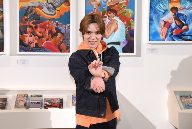 【写真を見る】「ストリートファイター」シリーズでお馴染みの、波動拳のポーズを取る宇野昌磨さん