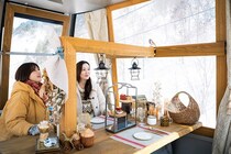 【星野リゾート】特製ゴンドラで標高1300メートルの空中ピクニック!?「雪舞うゴンドラクルーズピクニック」が谷川岳ヨッホで開催中