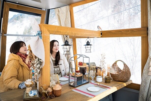 【星野リゾート】特製ゴンドラで標高1300メートルの空中ピクニック!?「雪舞うゴンドラクルーズピクニック」が谷川岳ヨッホで開催中