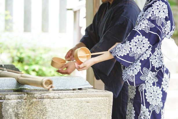 手水舎では、一連の作業を柄杓1杯の水で行う
