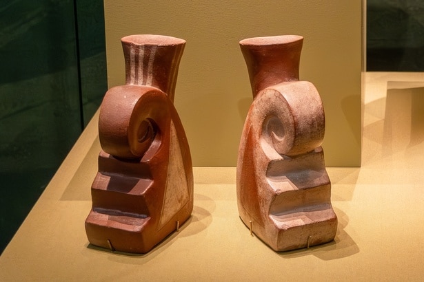 螺旋状の象徴を配した三角形の階段(西暦100 ‒ 800年) ラルコ博物館所蔵