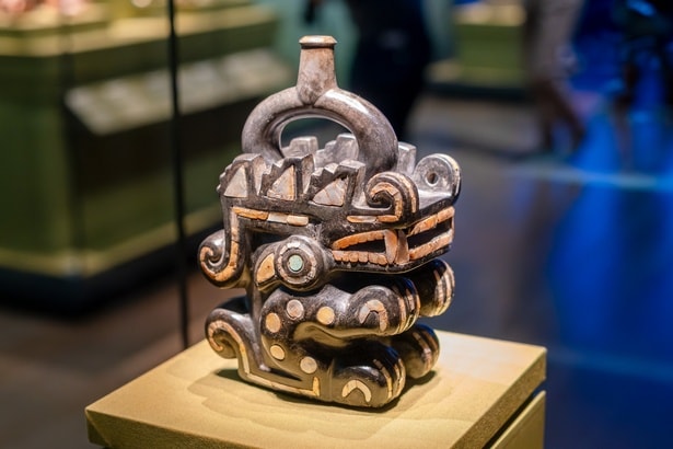 神話上の動物を表現した彫刻(西暦100-800年) ラルコ博物館所蔵