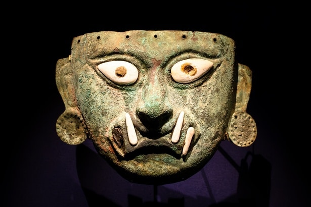 アイ・アパエックの顔を表した埋葬用仮面(西暦100 ‒ 800年) ラルコ博物館所蔵