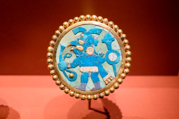 モザイク状の鳥の戦士の耳飾り(西暦100-800年) ラルコ博物館所蔵