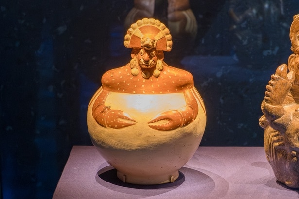 カニの姿をしたアイ・アパエック(西暦100-800年) ラルコ博物館所蔵