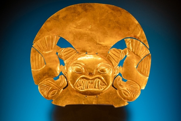 ネコ科動物とコンドルが表された頭飾り(西暦100-800年) ラルコ博物館所蔵