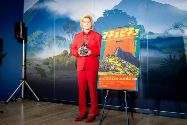 『神話上の動物を表現した彫刻』を手に、オープニングセレモニーに登壇したカズレーザーさん