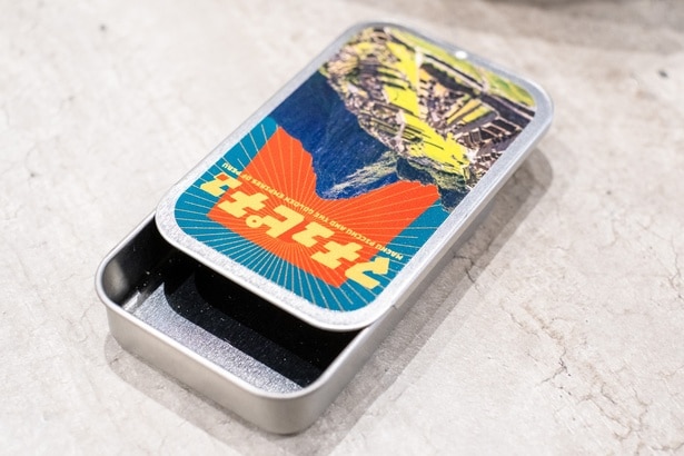 スライド式ケースのミント缶。食べ終わったあとも、市販のものを詰め替えてタブレットケースとして使用できる