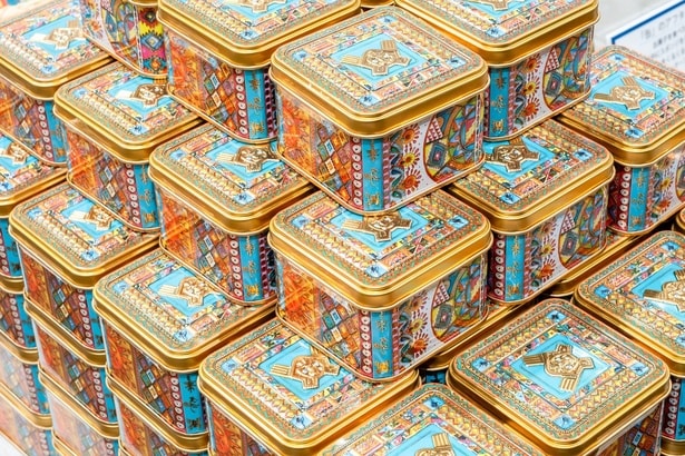 マチュピチュ缶(1620円)。中にはグルテンフリー＆植物の素材のみで作ったトウモロコシ風味クッキー5個入り。『羽飾りが付いた頭飾り』がデザインされたカラフルな缶は、小物入れにもピッタリ