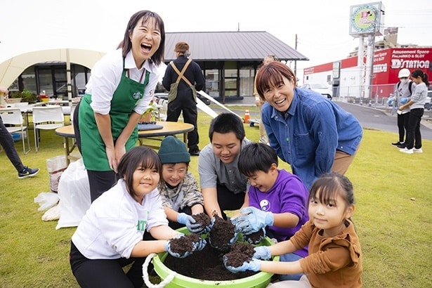 材料を混ぜる子どもたち