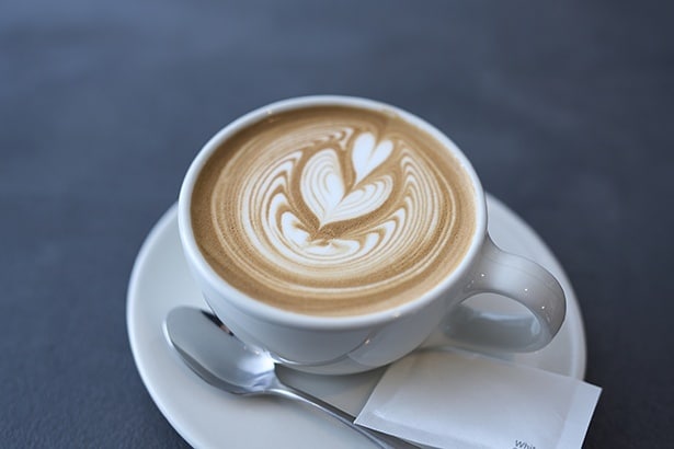 ミルクチョコレートのようなまろやかな甘味が印象的な、カフェラテ(550円)。豆は日によって替わる 
