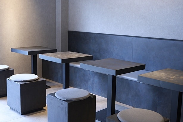 家具や什器にもこだわり、徹底してモノトーンの空間を演出