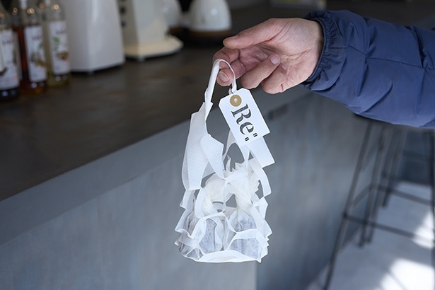 手土産にも好評のカヌレは、テイクアウト用の紙細工の手提げ袋で提供