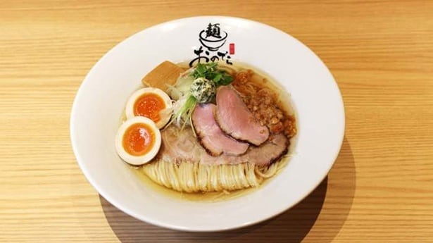 【写真】特製塩ラーメン(1480円)(燻チャーシュー1枚、鴨チャーシュー2枚、ネギ、メンマ、セロリ、煮卵、ハーブバター)