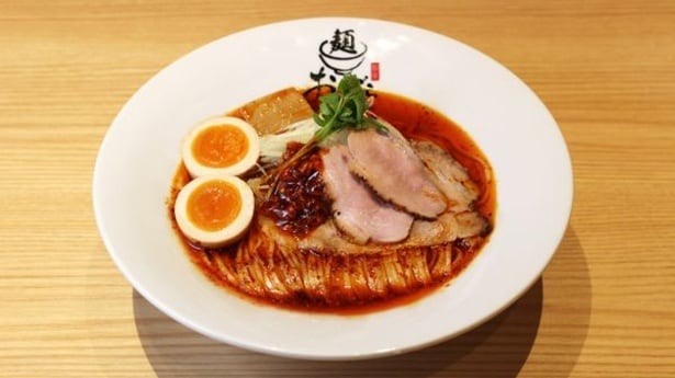 特製旨辛ラーメン(1580円)(燻チャーシュー1枚、鴨チャーシュー2枚、ネギ、メンマ、セロリ、煮卵)