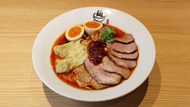 至高旨辛ラーメン(2400円)(燻チャーシュー2枚、鴨チャーシュー5枚、ネギ、メンマ、セロリ、煮卵、トリュフワンタン)