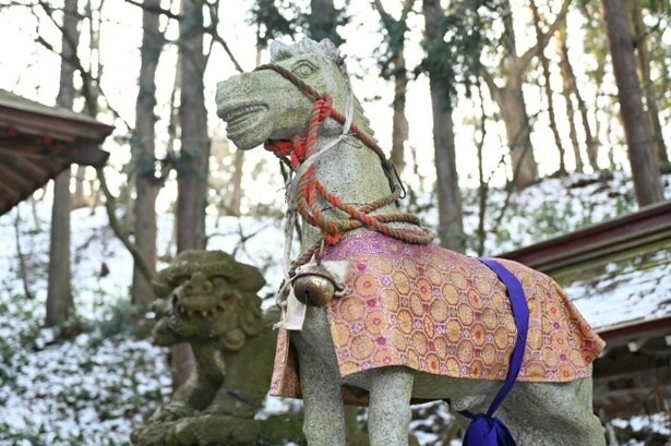 自然と信仰が重なり合う、厳かな空気が漂う