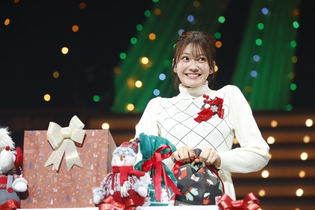 クリスマスプレゼント抽選会では、メンバーが2000円の予算で購入したプレゼントがファンに届けられた