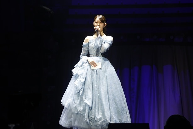 19日公演では松尾美佑さんの卒業セレモニーを実施。淡いブルーのドレスに身を包み、ターコイズ＆白のペンライトで染まった客席を前にファンへの感謝を伝えた