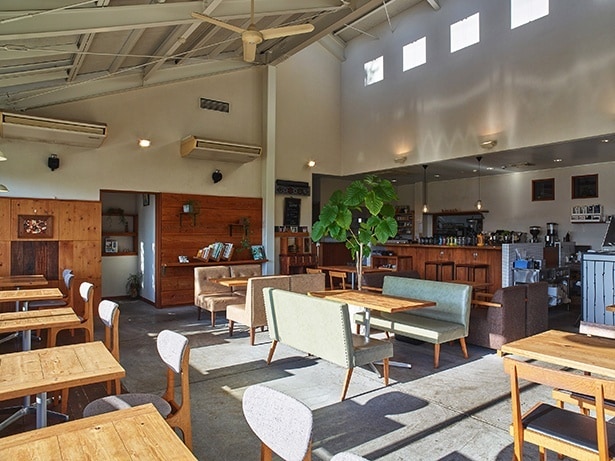 本店のカフェは、天井が高く、ゆったりとくつろげる雰囲気