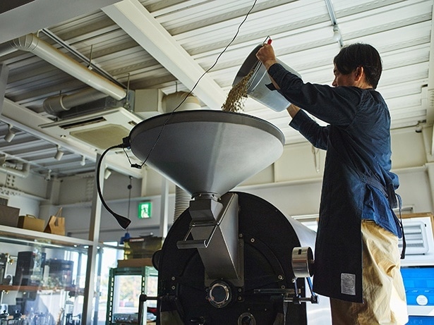 ｢焙煎後の豆は毎回カッピングして風味を確かめます｣と越智さん。日々のカップの評価を焙煎に反映する