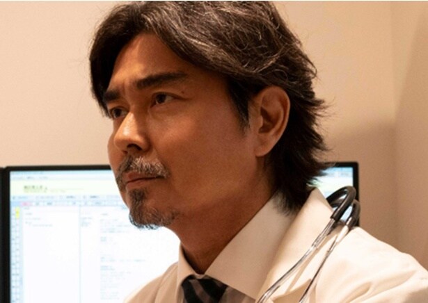 大阪の大学病院での慎太郎の主治医・鍵山博久役：小澤征悦さん