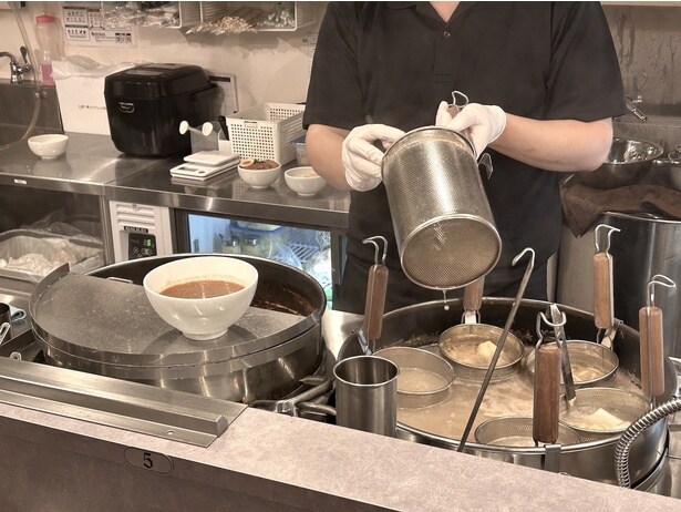 注文後は厨房で調理してくれる。具材は薬膳スープで茹でるので味わい深く仕上がる