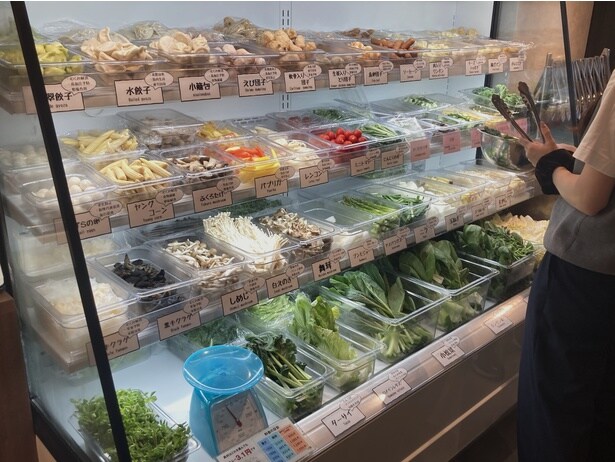 多彩な具材を自由に選べるカスタマイズ形式を導入