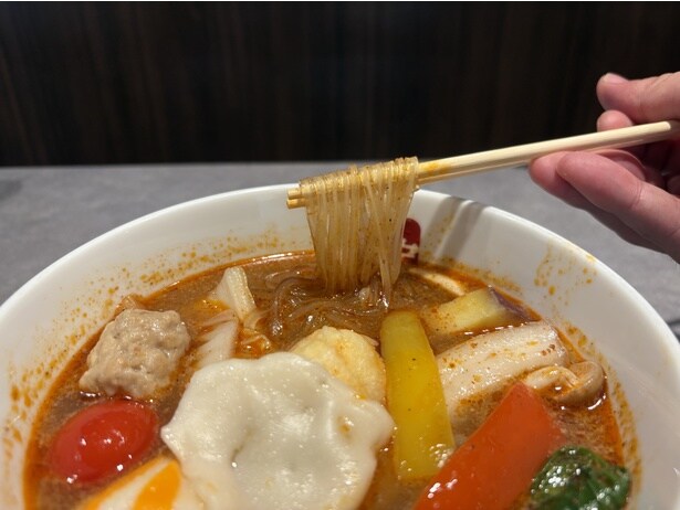 麺は春雨が基本。無料で「太帯春雨」に変更可能